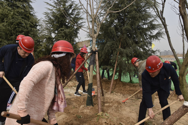 郑州市国资委与市建投集团联合开展以“相约春天，栽种希望”主题党日植树活动