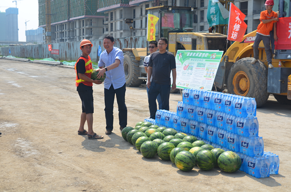 集团公司开展夏季送清凉慰问市政工程一线活动