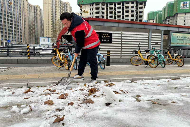 赫喆党支部为公交车站扫冰除雪 保障市民安全出行